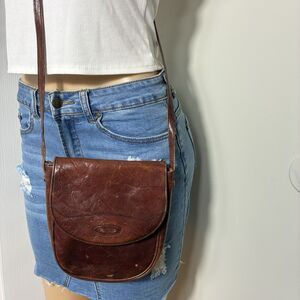 VINTAGE OROTON AUSTRALIA MAHOGANY LEATHER SMALL CROSS BODY